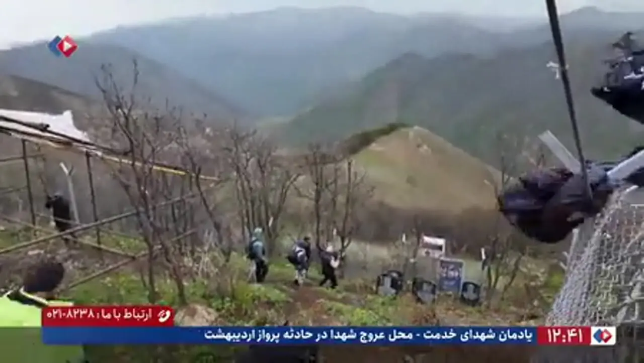 حضور خانوادۀ شهید رئیسی در محل سقوط بالگرد