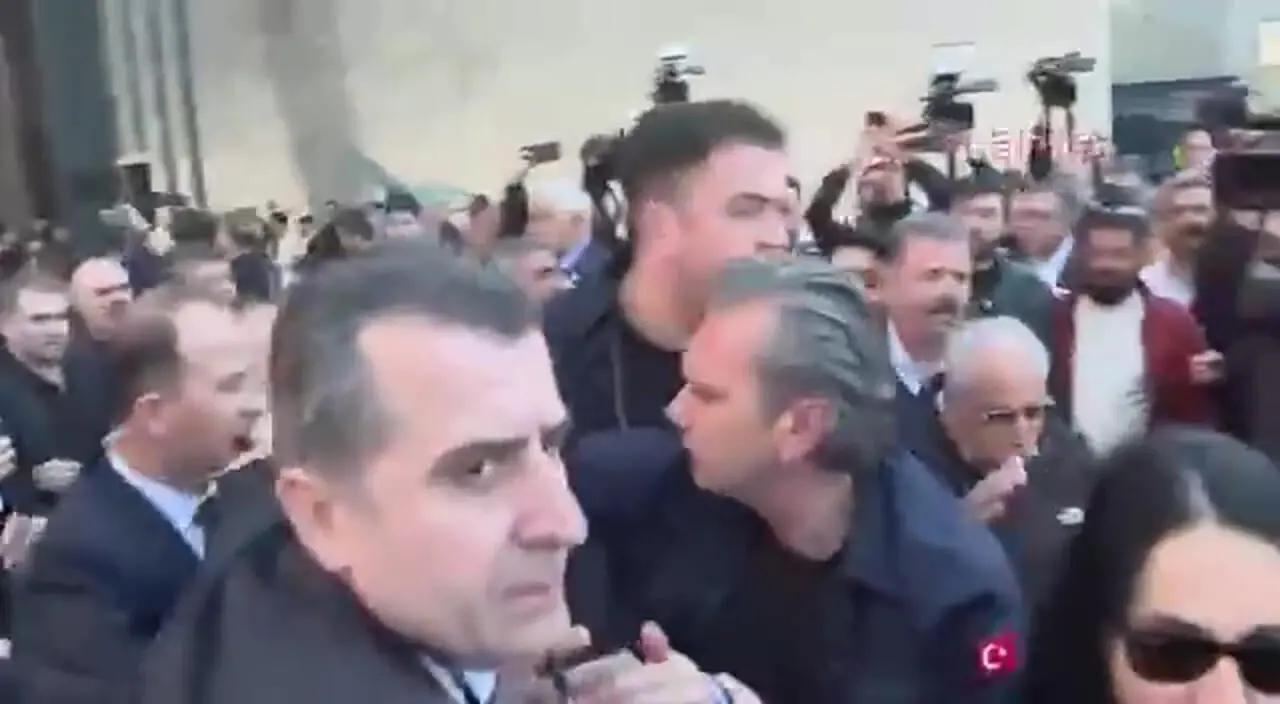 رهبر اپوزیسیون ترکیه سیلی خورد