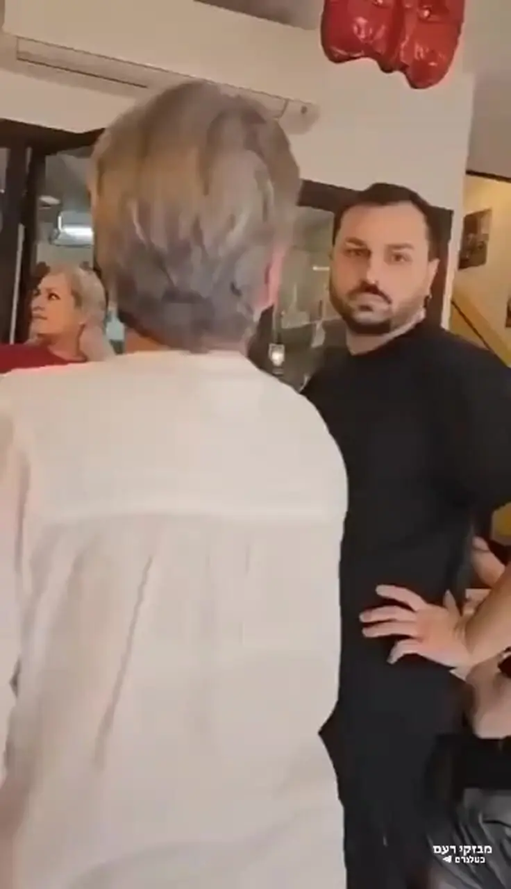 اخراج اشغالگران اسرائیلی از یک رستوران در شهر ناپلی ایتالیا