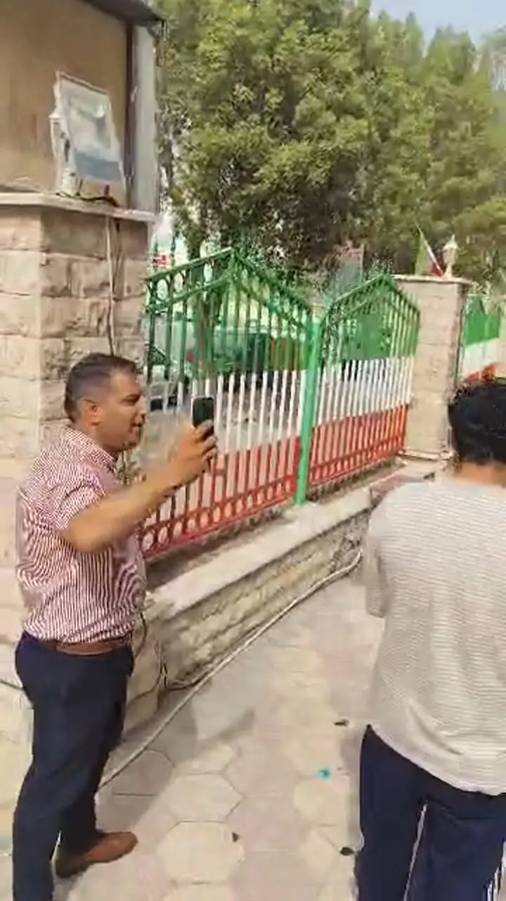 گل‌باران مدیر فرهنگ و ارشاد بوشهر، توسط هنرمندان و اهل فرهنگ برای حمایت از فستیوال کوچه
