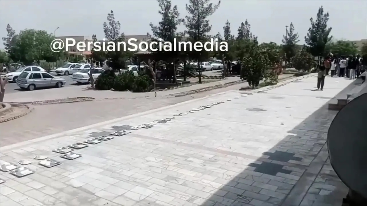 فیلم اعتراض دانشجویان علوم پزشکی زاهدان در پی مسمومیت ۱۰۰ نفر با غذای سلف