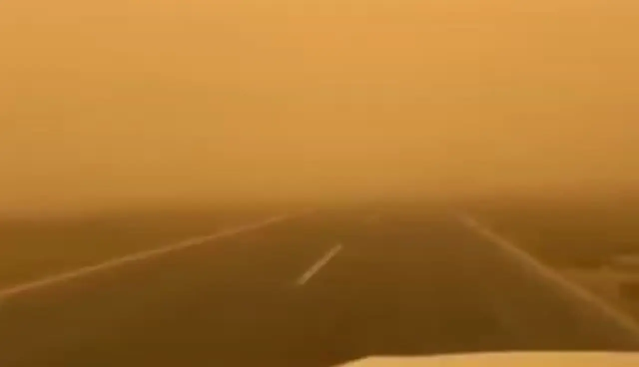 توفان ریزگردها در جاده بغداد به موصل عراق