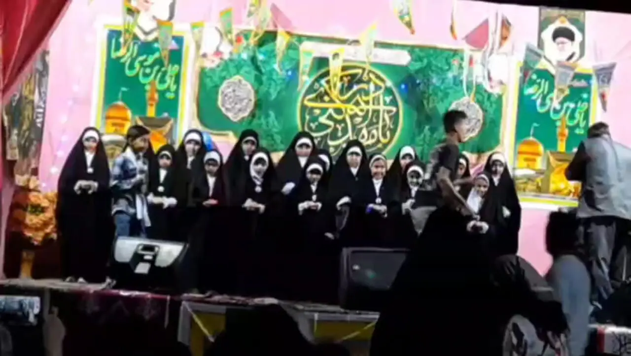 ویدیویی عجیب از حمله یک جوان به مجری یک برنامه در نجف آباد
