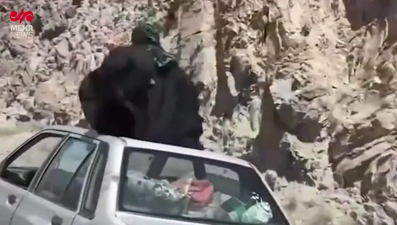بدلکاری خطرناک در جاده؛ سوار شدن یک خانم چادری بر سقف خودرو در ملایر