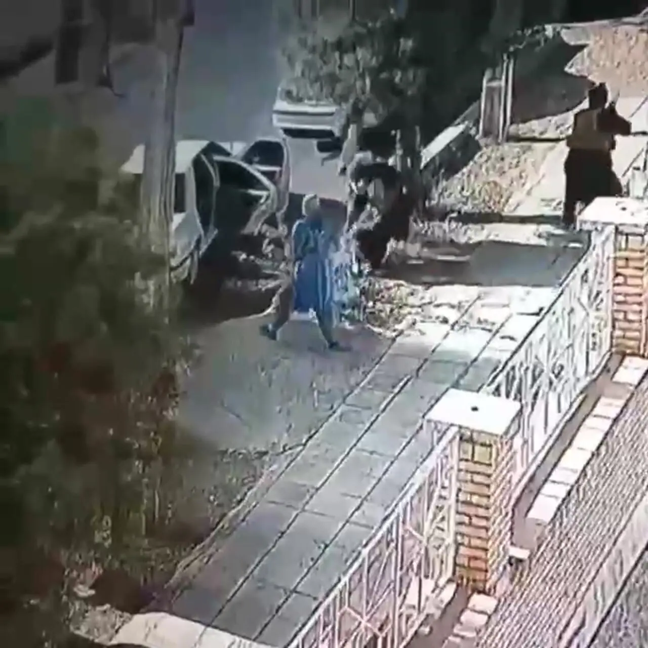 لحظه ربودن یک روحانی در ایرانشهر توسط افراد ناشناس