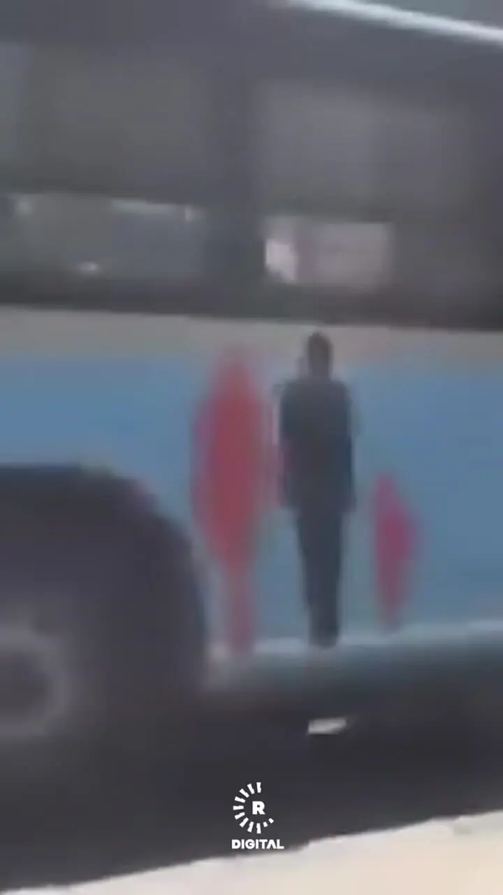 له شدن تاکسی پراید بین دو اتوبوس در حلب سوریه