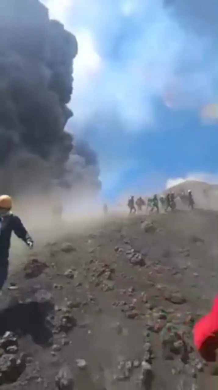 لحظه فرار گردشگران از آتشفشان آتنا در سیسیل از نگاه دوربین شخصی