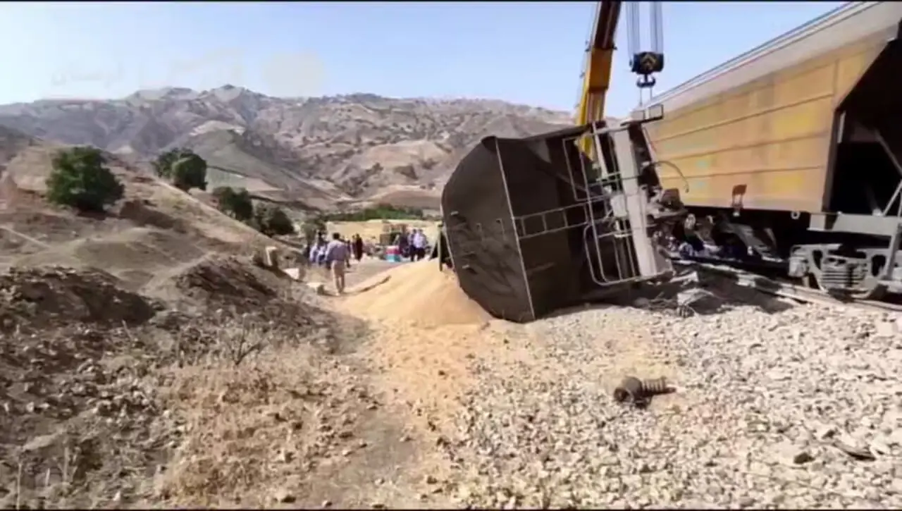 تصاویری از واگن‌های خارج‌شده از ریل در لرستان