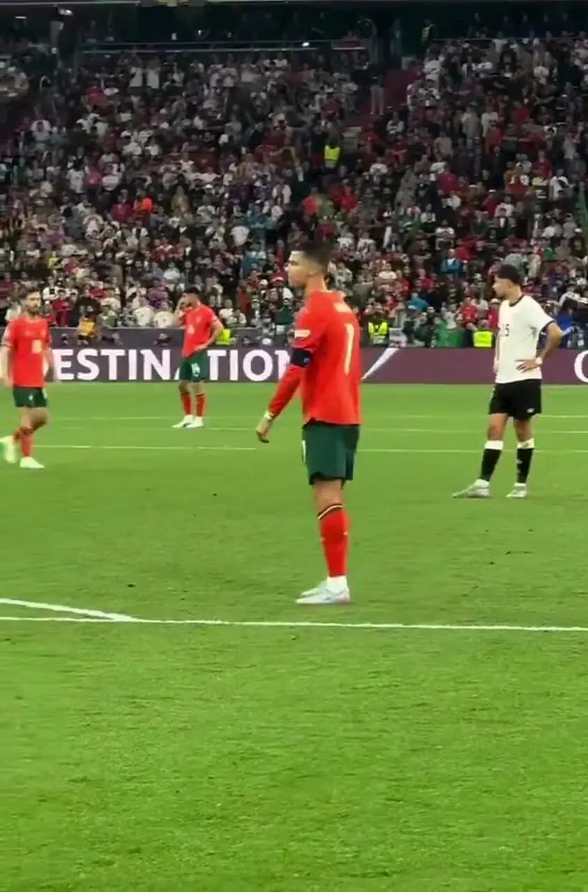 ویدیو: واکنش متفاوت CR7 به شعار مسی توسط هواداران آلمان