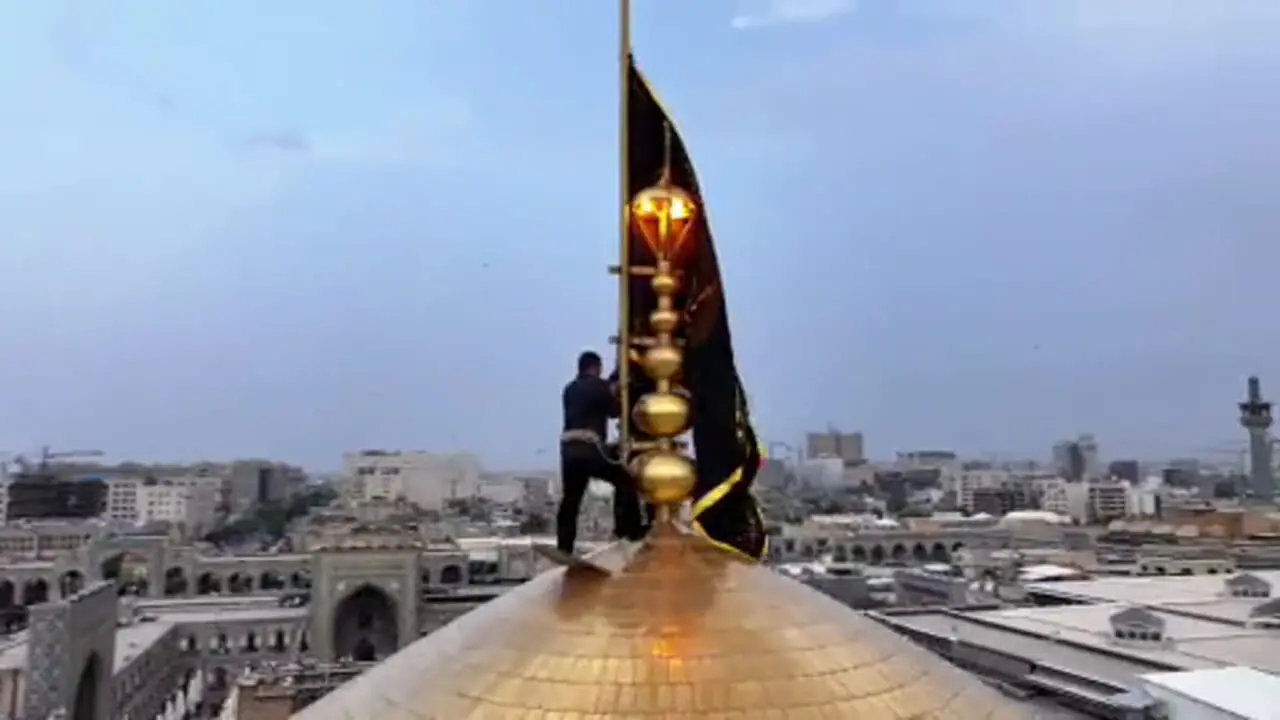 تعویض پرچم گنبد مطهر به مناسبت عید سعید قربان