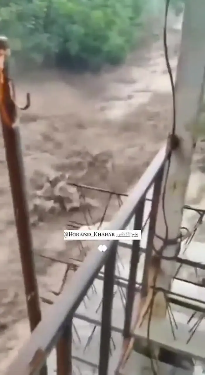 سیل در روستاهای منطقۀ هوراند آذربایجان‌شرقی تراکتور را با خودش برد