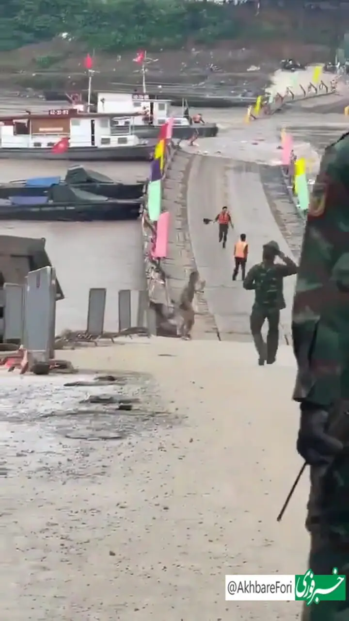 لحظه فرو ریختن پل شناور وونگ چائو در کشور ویتنام