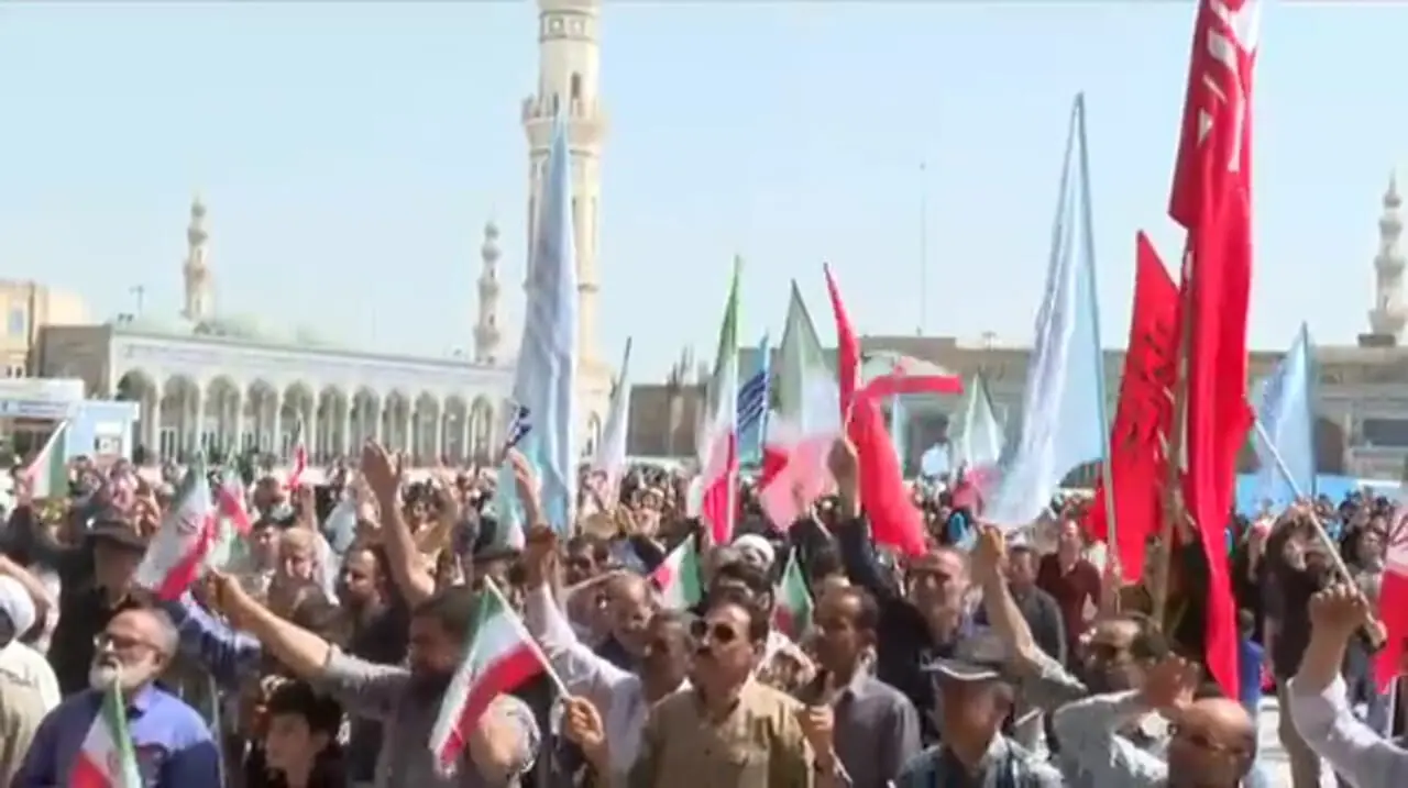 اهتزاز پرچم سرخ انتقام برفراز مسجد مقدس جمکران
