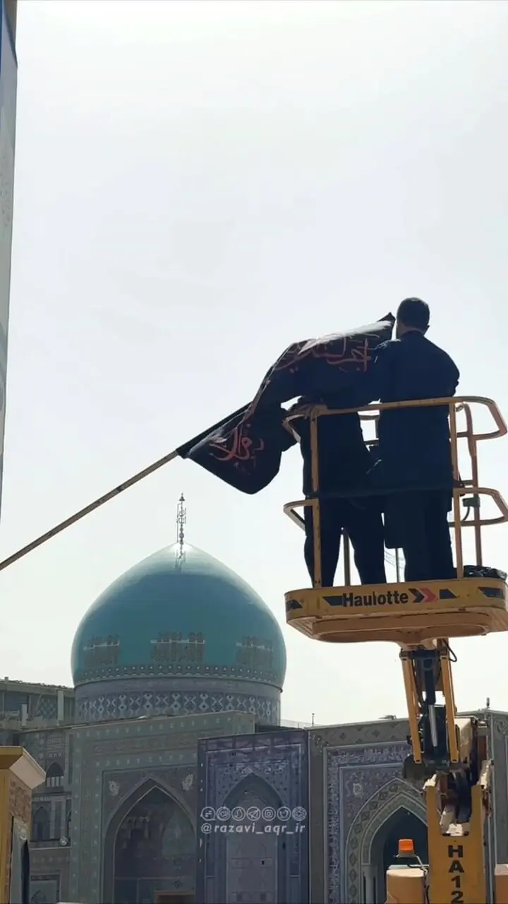 سیاه پوشی حرم رضوی برای ورود به ماه محرم توسط خدام