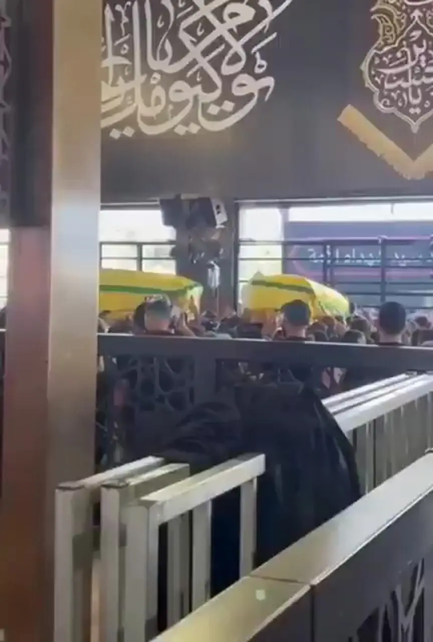 ورود پیکرهای شهید حسین خلیل (ابوعلی) محافظ سید حسن نصرالله و پسرش مهدی از عراق به فرودگاه بیروت