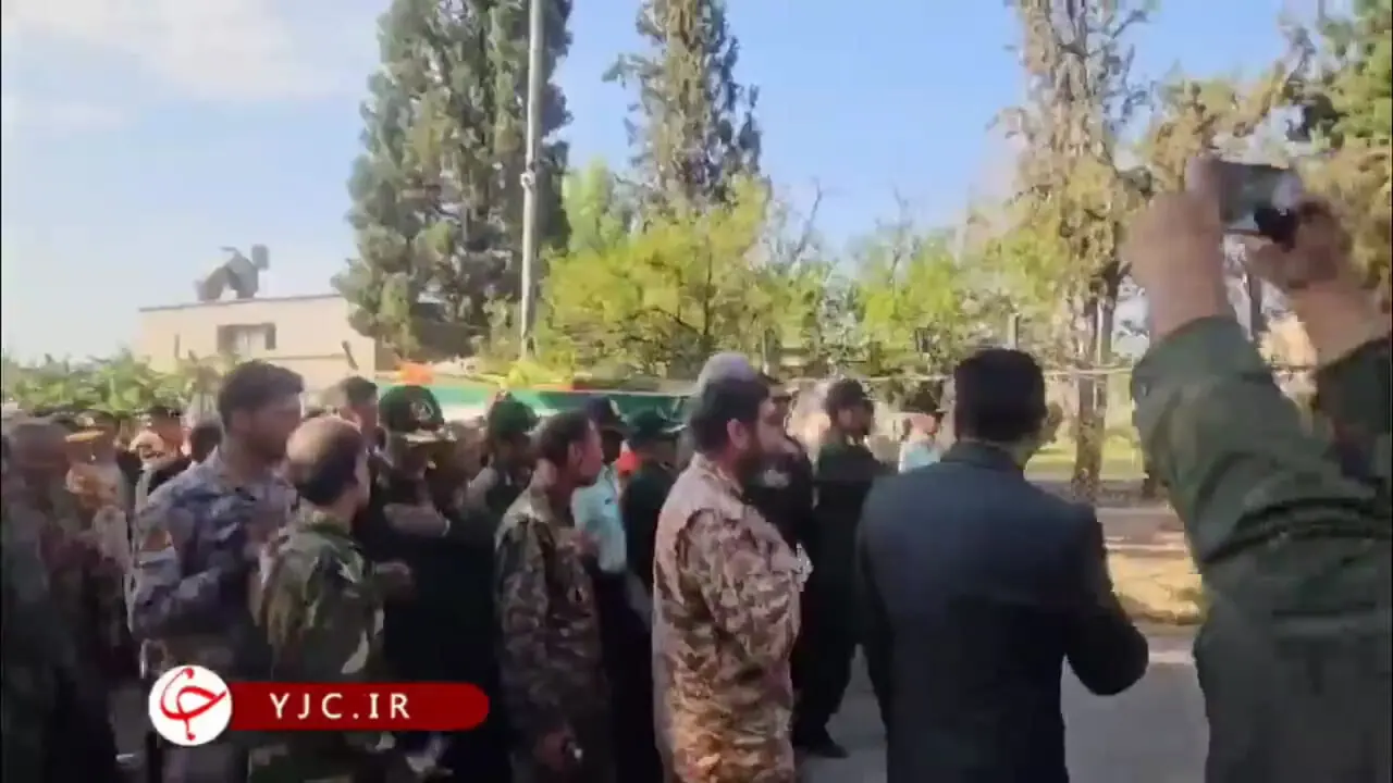 استقبال از پیکر شهید سرافراز غلامحسین غیب‌پرور در فرودگاه شیراز