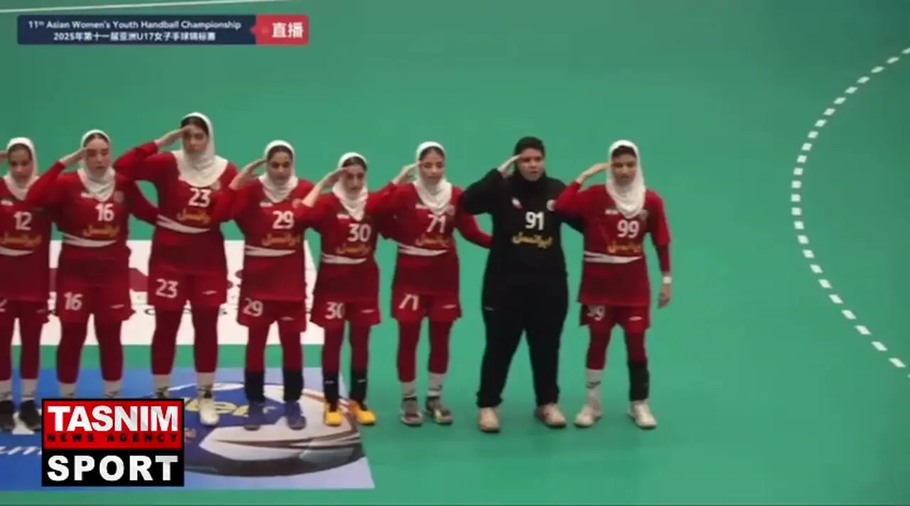 سلام نظامی دختران هندبالیست ایران پیش از بازی با ژاپن در مسابقات قهرمانی آسیا