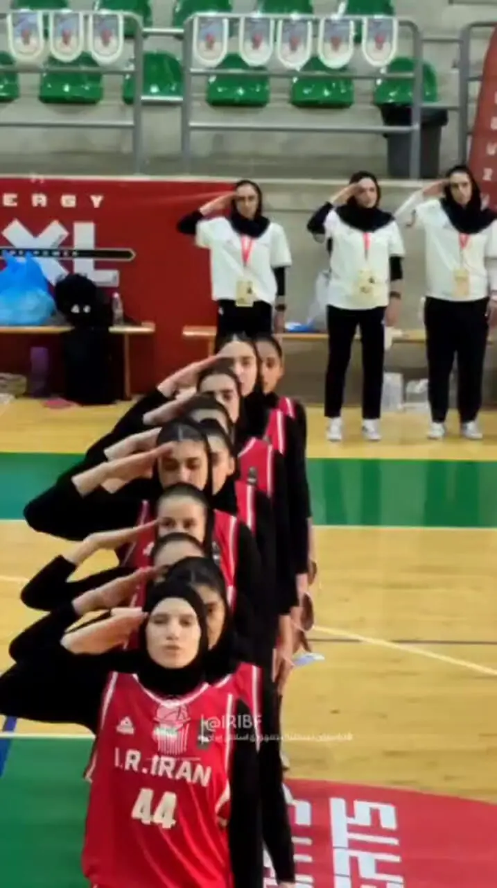 سلام نظامی دختران ایران موقع پخش سرود ایران، پیش از دیدار برابر سوریه