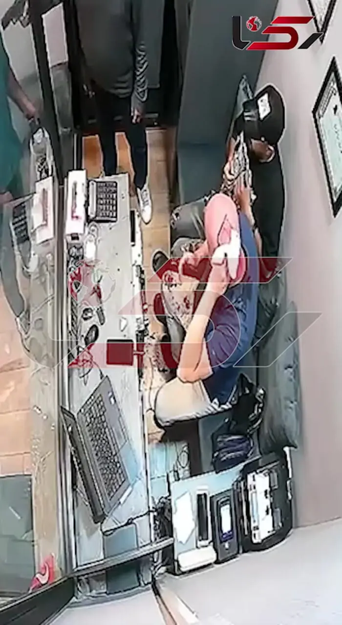 فیلم لحظه به لحظه سرقت مسلحانه از مغازه سکه و طلای خیابان ولیعصر تهران