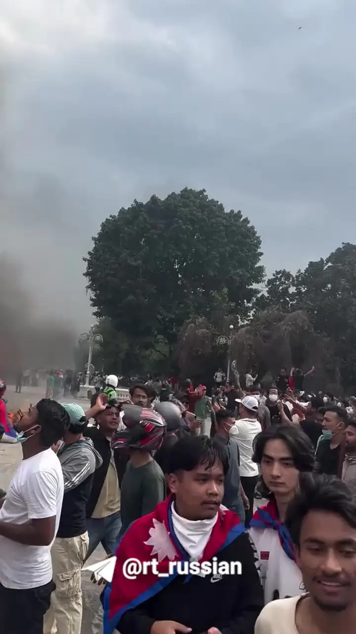 معترضان مسلح کاخ محل استقرار چند وزارتخانه و نهاد دولتی نپال را تصرف کرده و به تخریب آن پرداخته‌اند