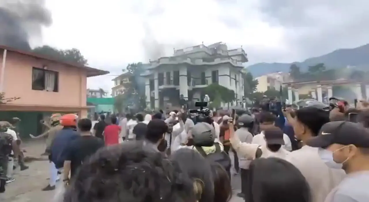 معترضان خانه معاون نخست‌ وزیر و وزیر دارایی نپال را به آتش کشیدند؛ همزمان اسکناس‌ها در هوا پراکنده شد