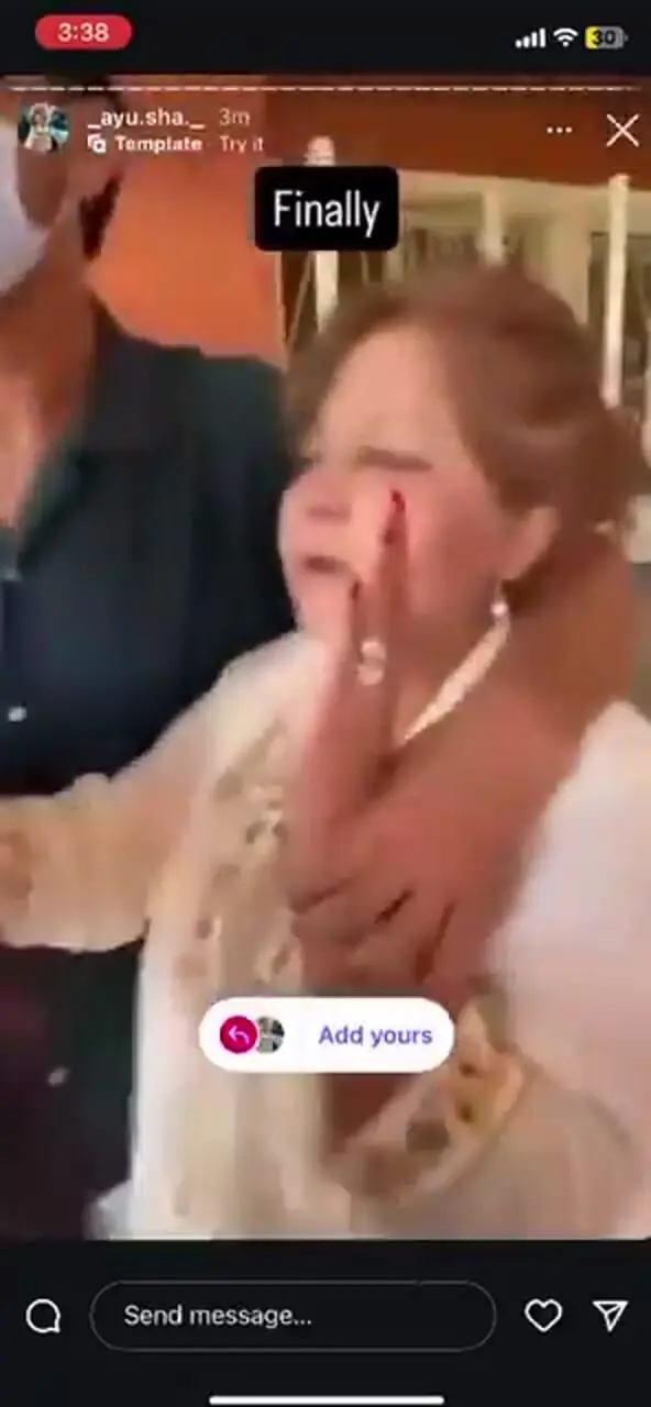 «شِر بهادر دئوبا» نخست‌ وزیر پیشین نپال به‌ همراه همسرش از منزل مسکونی‌شان بیرون کشیده شده و مورد ضرب‌وشتم قرار گرفتند
