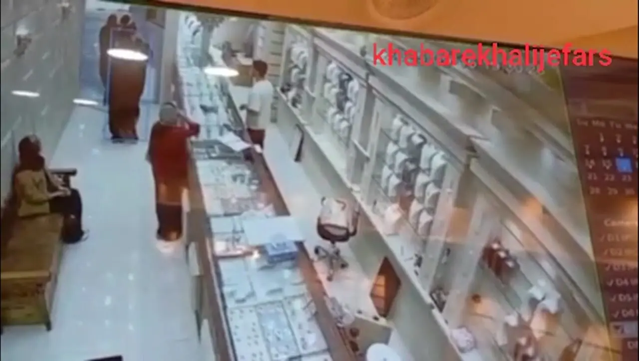 لحظه سرقت مسلحانه از یک طلافروشی با لباس زنانه در قشم