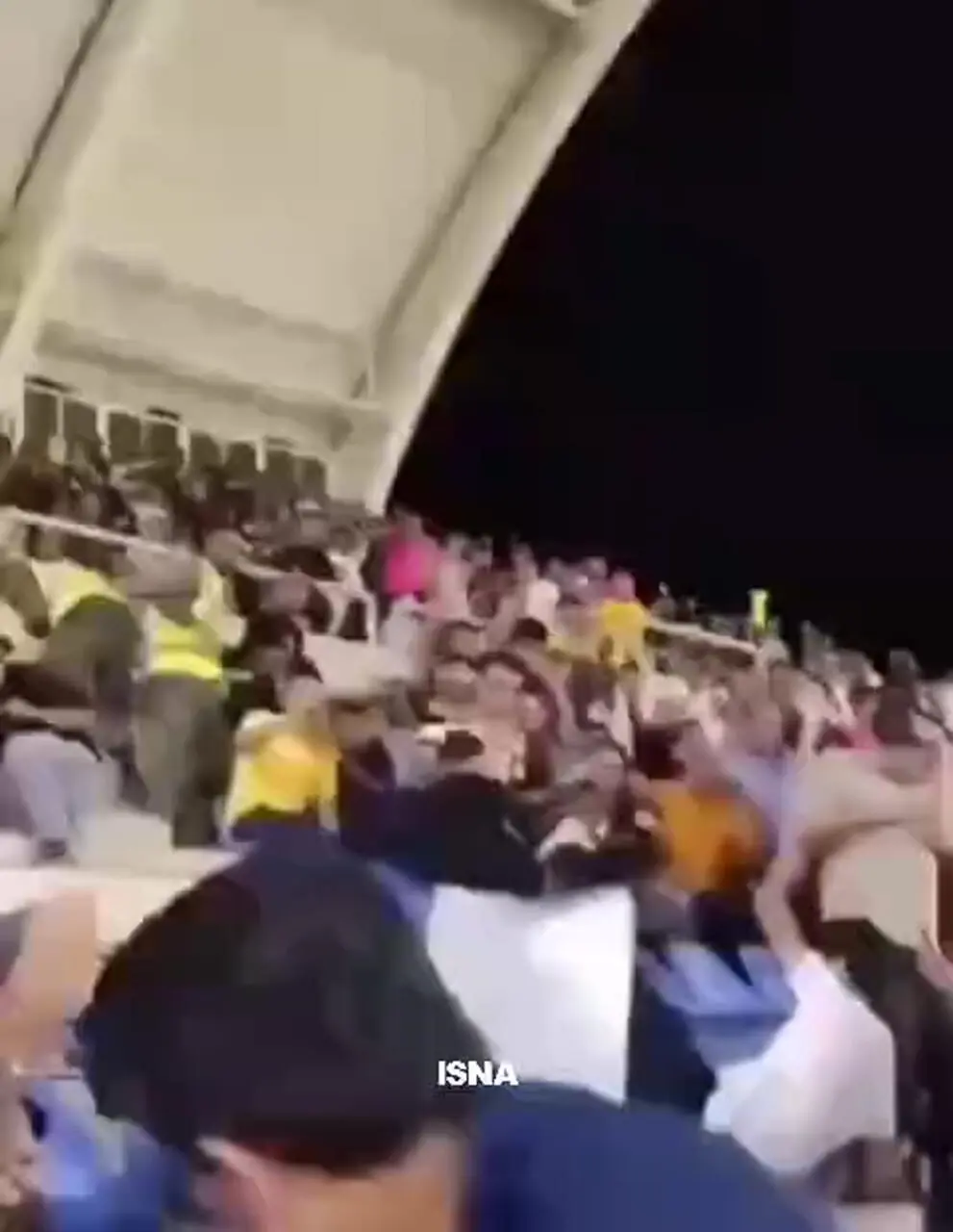 حادثه وحشتناک در ورزشگاه پارس شیراز که منجر به مصدومیت چند هوادار شد!