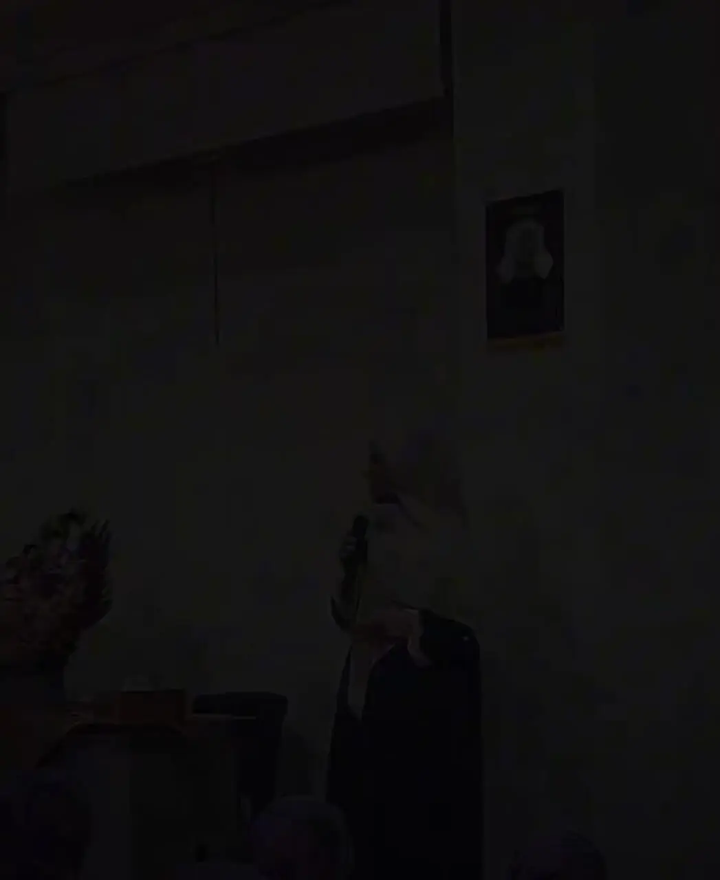 تصویر وایرال شده از پوشش متفاوت کارکنان و دانش آموزان یک مدرسه دخترانه