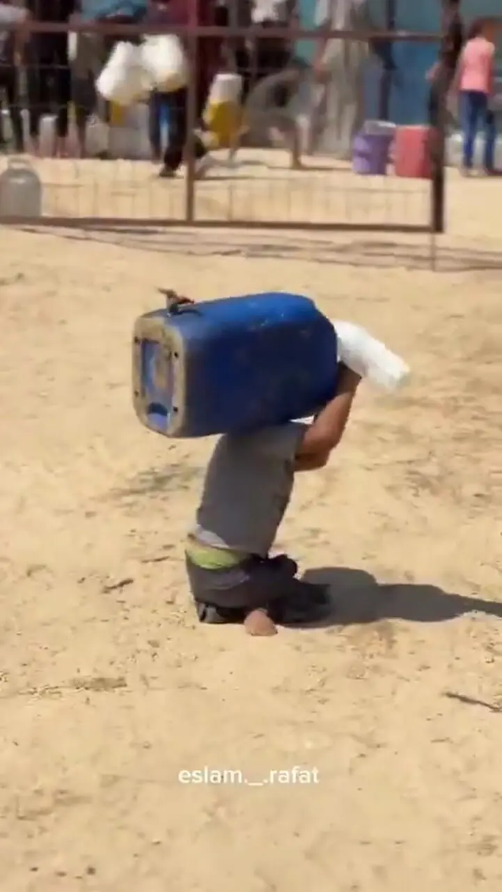 دستانی کوچک، پایی معلول و بار بزرگ تشنگی بر دوش؛ این داستان کودکان غزه است