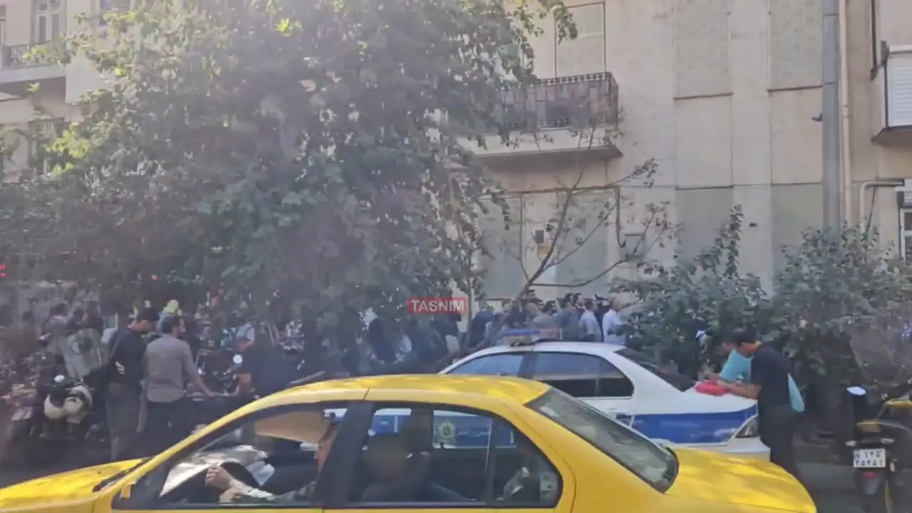 صف مردم برای بخشودگی جرائم در مقابل مرکز ۱۹۷ پلیس