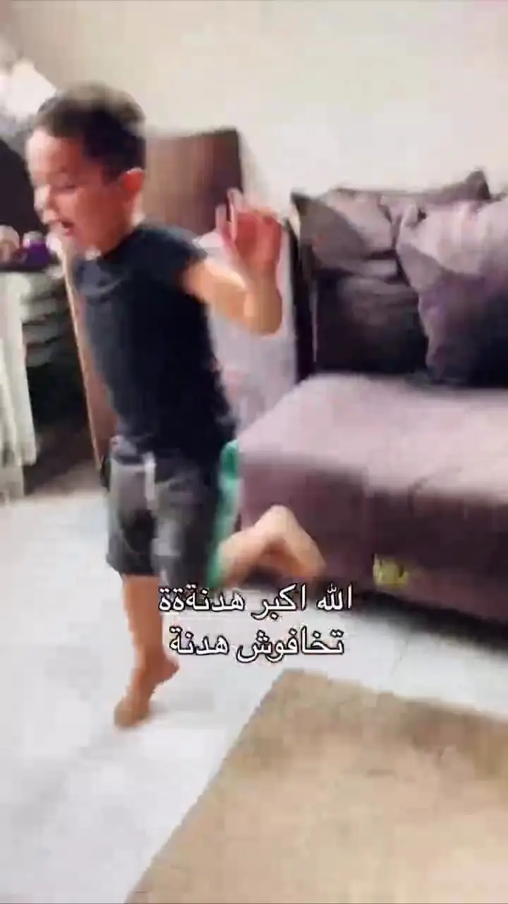 شادی کودک فلسطینی بعد از اعلام آتش‌ بس در غزه
