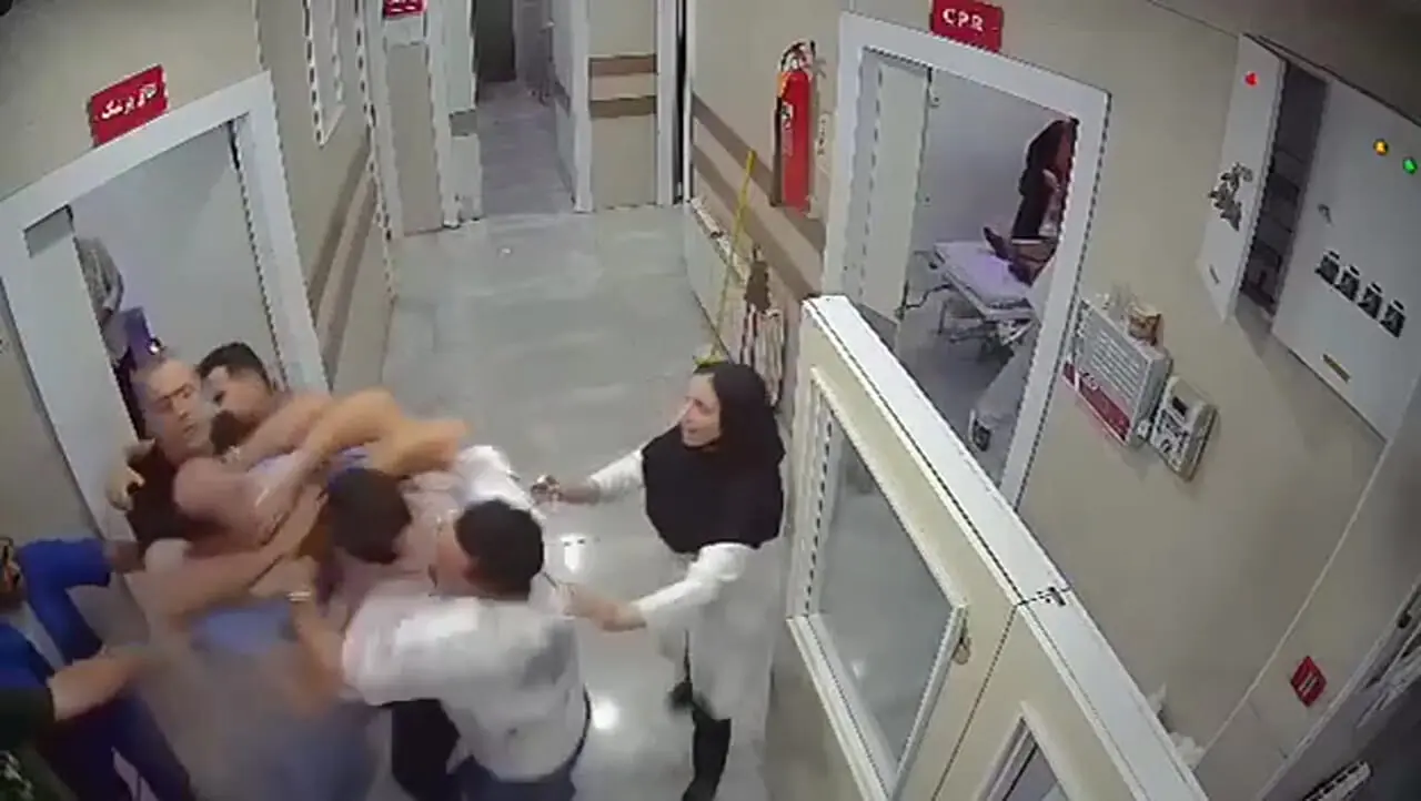 حمله دسته جمعی‌ همراهان بیمار به پزشک و پرسنل درمانگاه در شهریار!