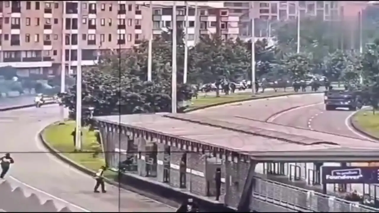 حمله مخالفان ترامپ به سفارت آمریکا در کلمبیا با تیروکمان
