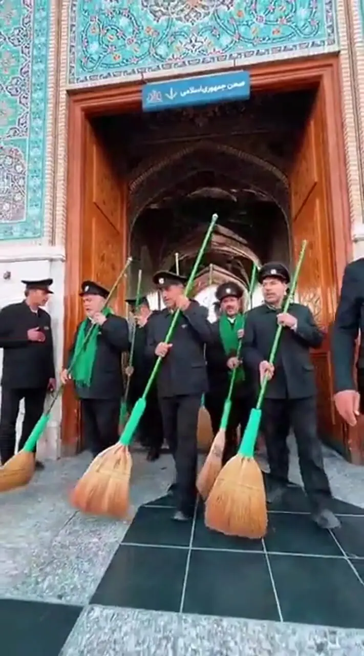 آیین جارو کشی حرم امام رضا (ع) را ببینید