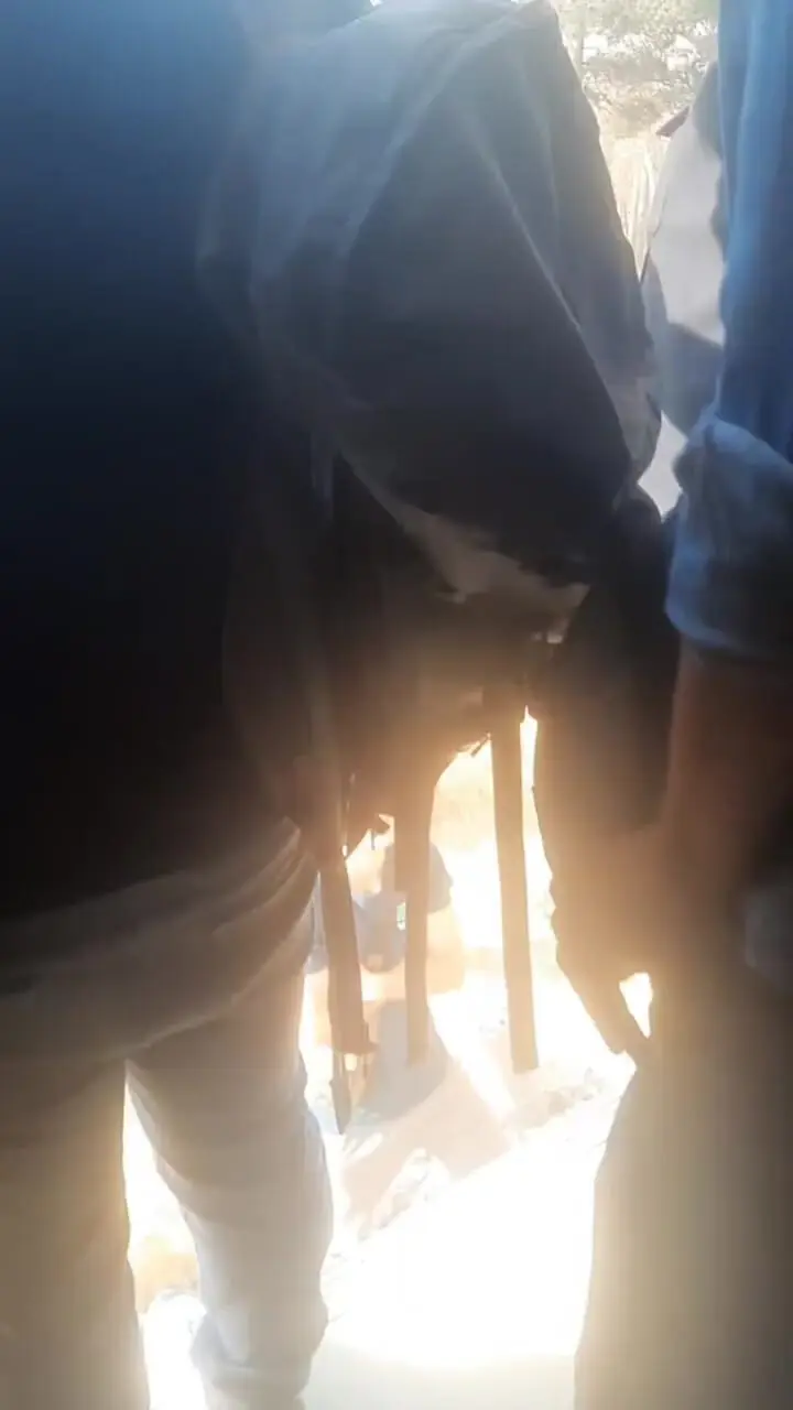 پس از اختلال در خط ۵ مترو، مسافران درب‌های خروج اضطراری را باز کرده‌اند و وارد ریل مترو شده‌اند