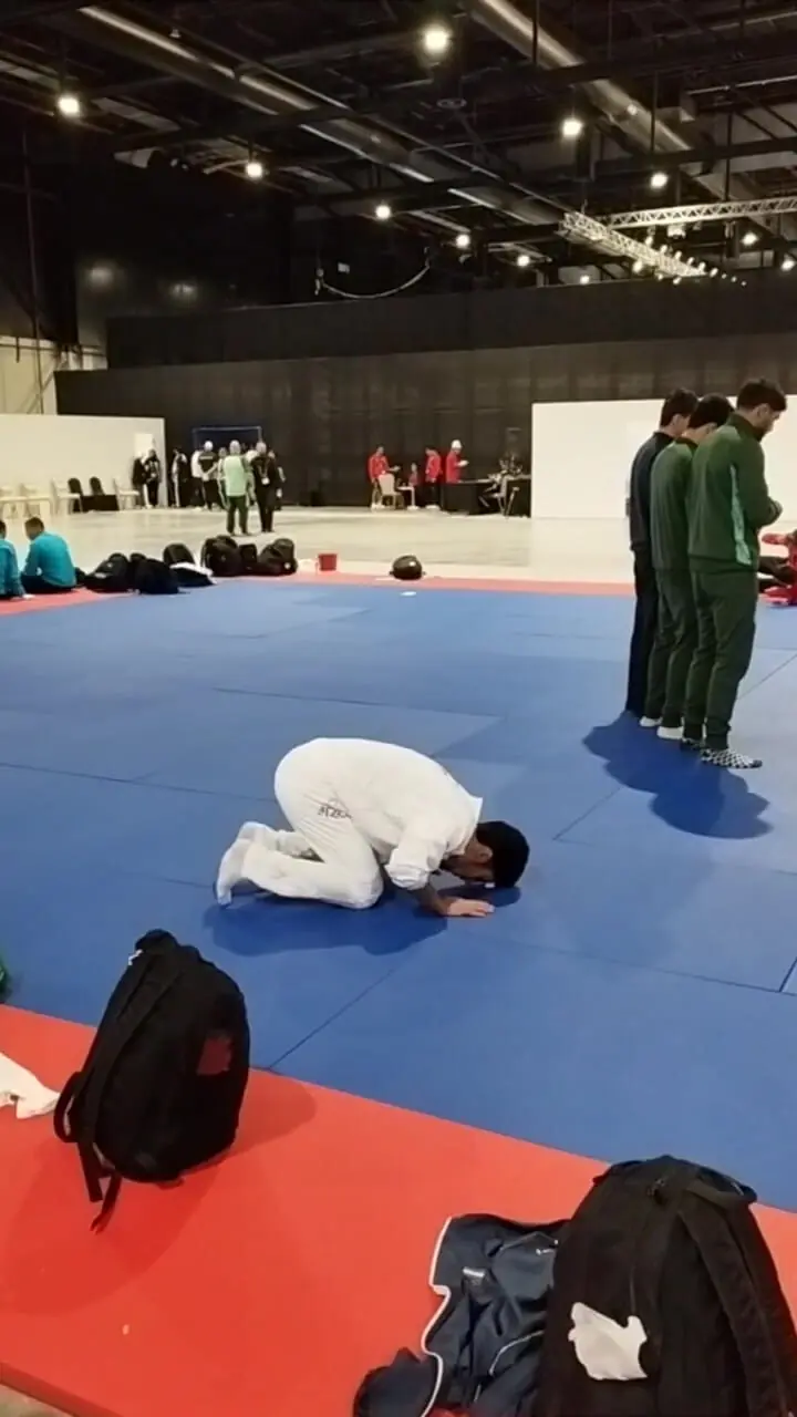 نماز شکر امیر محمد حاتمیان پس از کسب مدال طلای MMA بازی‌های آسیایی جوانان در بحرین