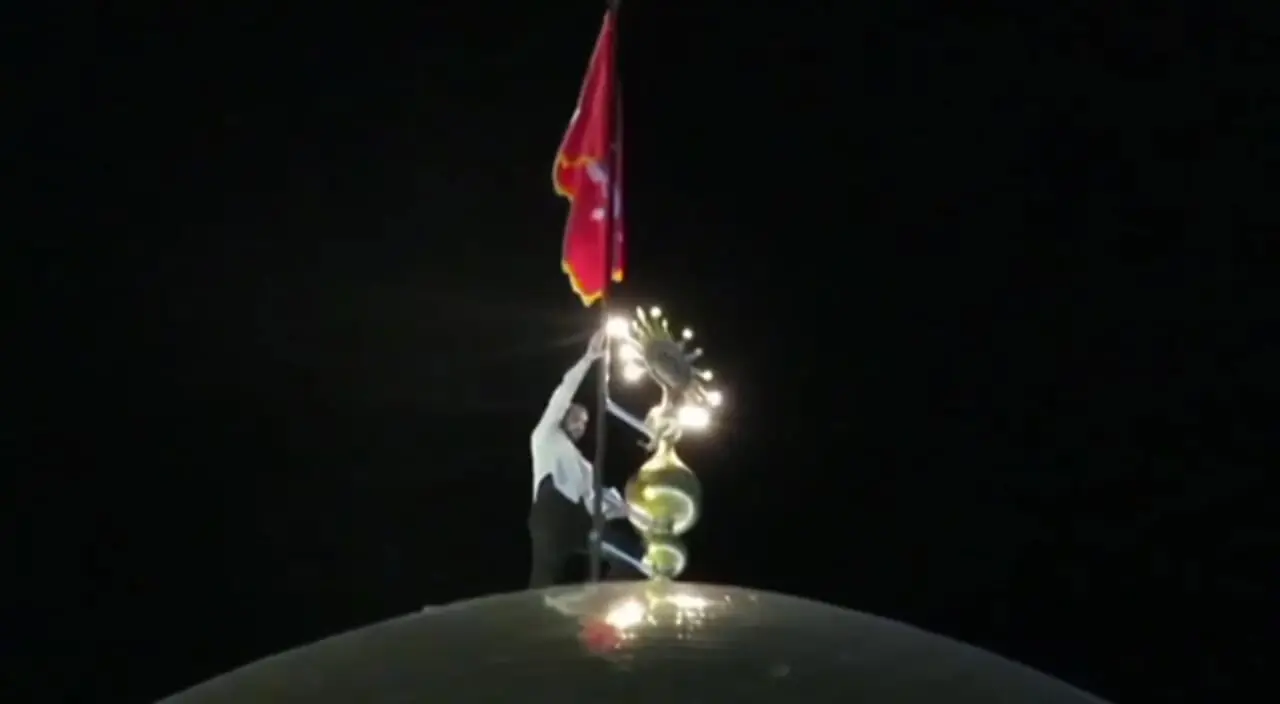 لحظاتی از برافراشتن پرچم حرم حضرت زینب(س) توسط شهید حزب الله