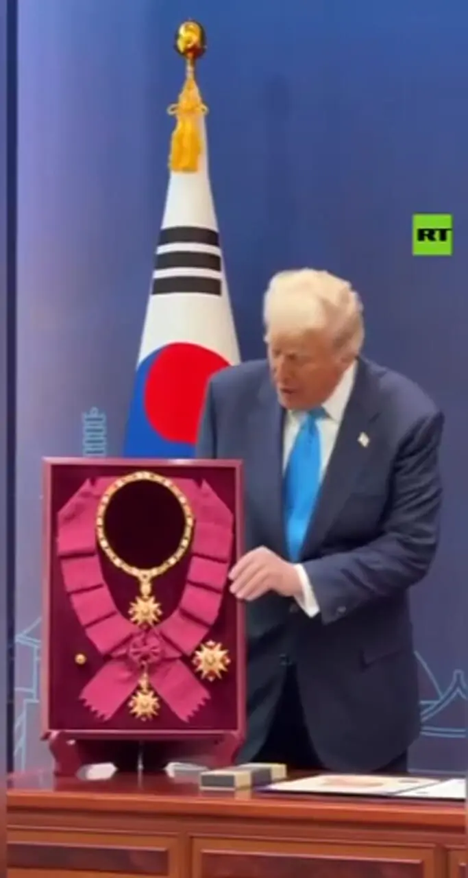 هدای تاج طلایی پادشاهی به ترامپ