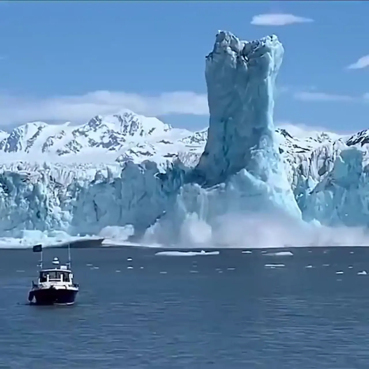 نمایی شگفت انگیز از انفصال توده یخ از دل دریاچه