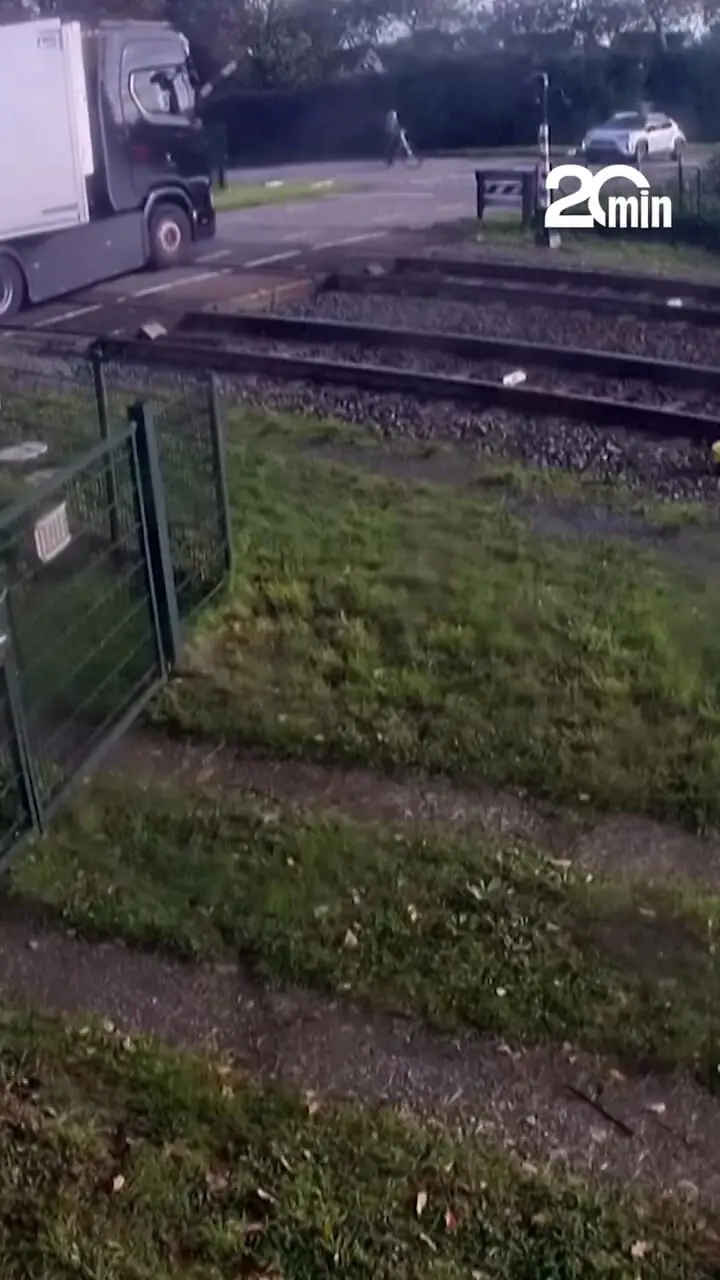 برخورد قطار با یک دستگاه کامیون در هلند/ پنج نفر زخمی شدند