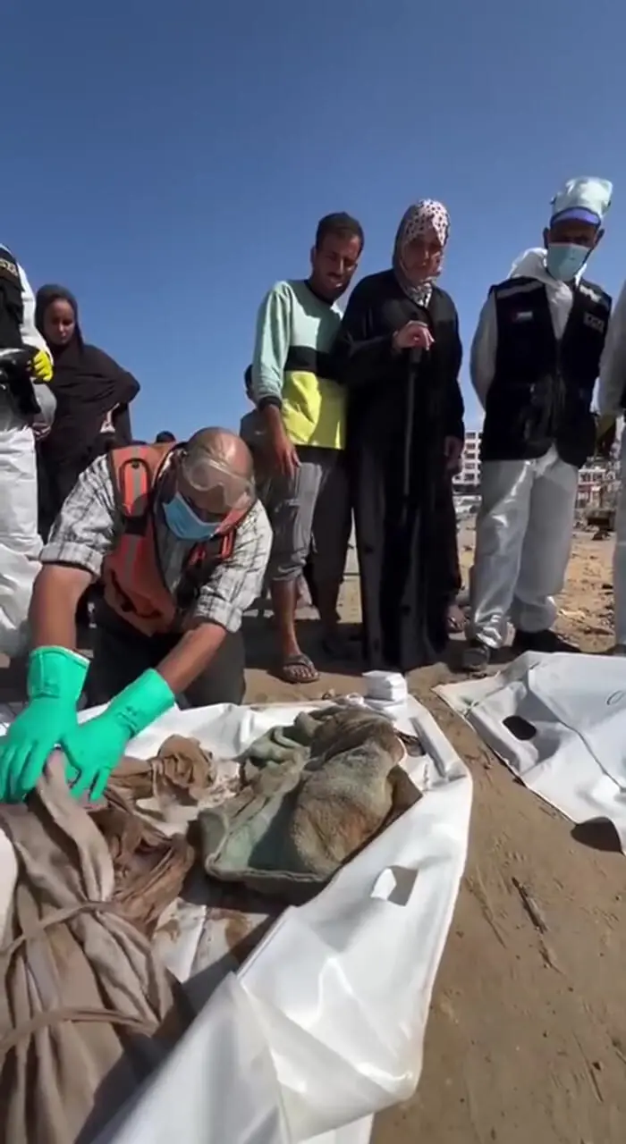 تلاش یک مادر داغدار فلسطینی برای شناسایی پیکر فرزند شهیدش