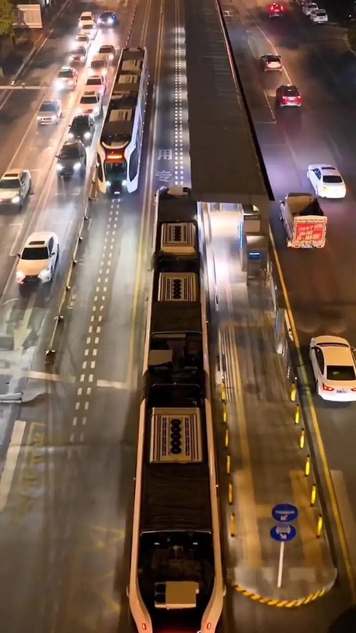 اولین تراموای بدون ریل جهان در چین