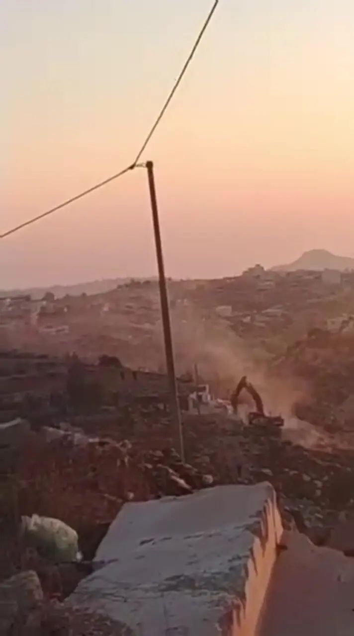 اشغالگران در حال تخریب خانه‌های فلسطینیان