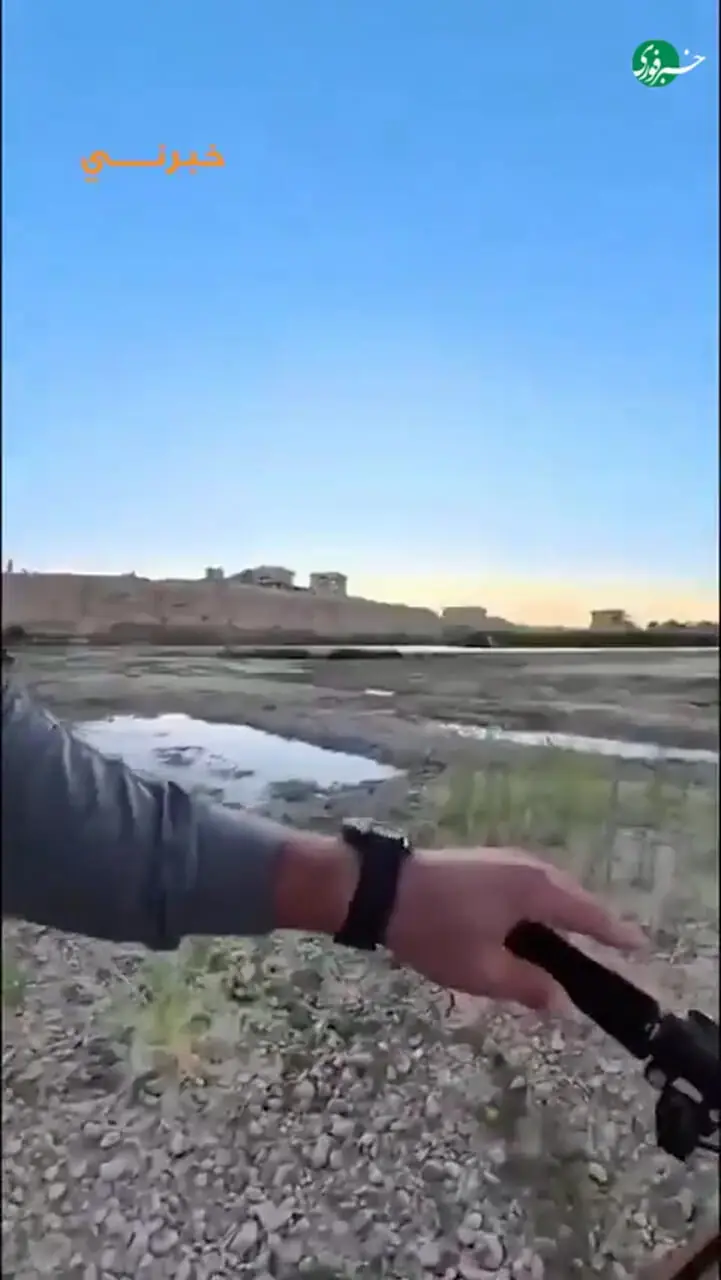 رد شدن دوچرخه سوار از رود خشک شده دجله در عراق