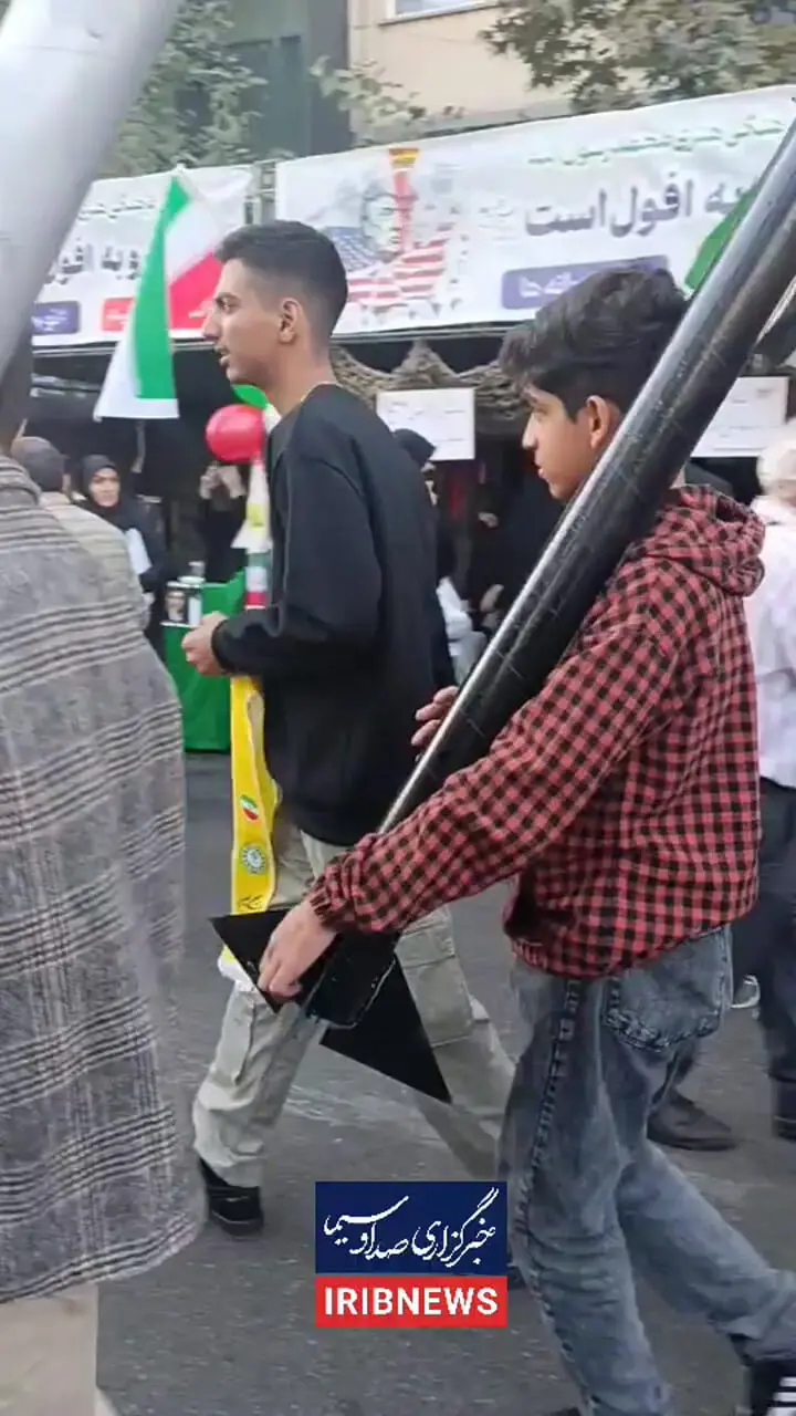 پرچم آمریکا و اسرائیل زیر پای دانشآموزان ایرانی