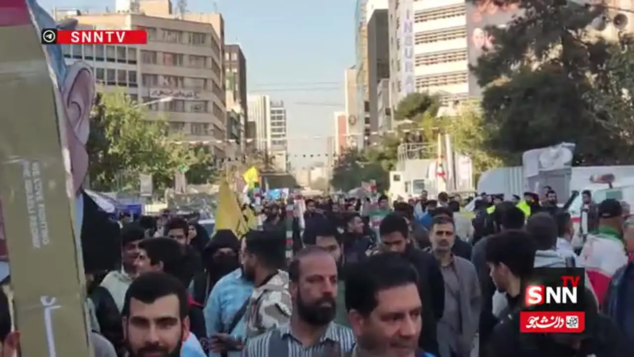 حضور گسترده مردم، دانش آموزان و دانشجویان در اولین ساعات برگزاری مراسم ۱۳ آبان در خیابان طالقانی تهران