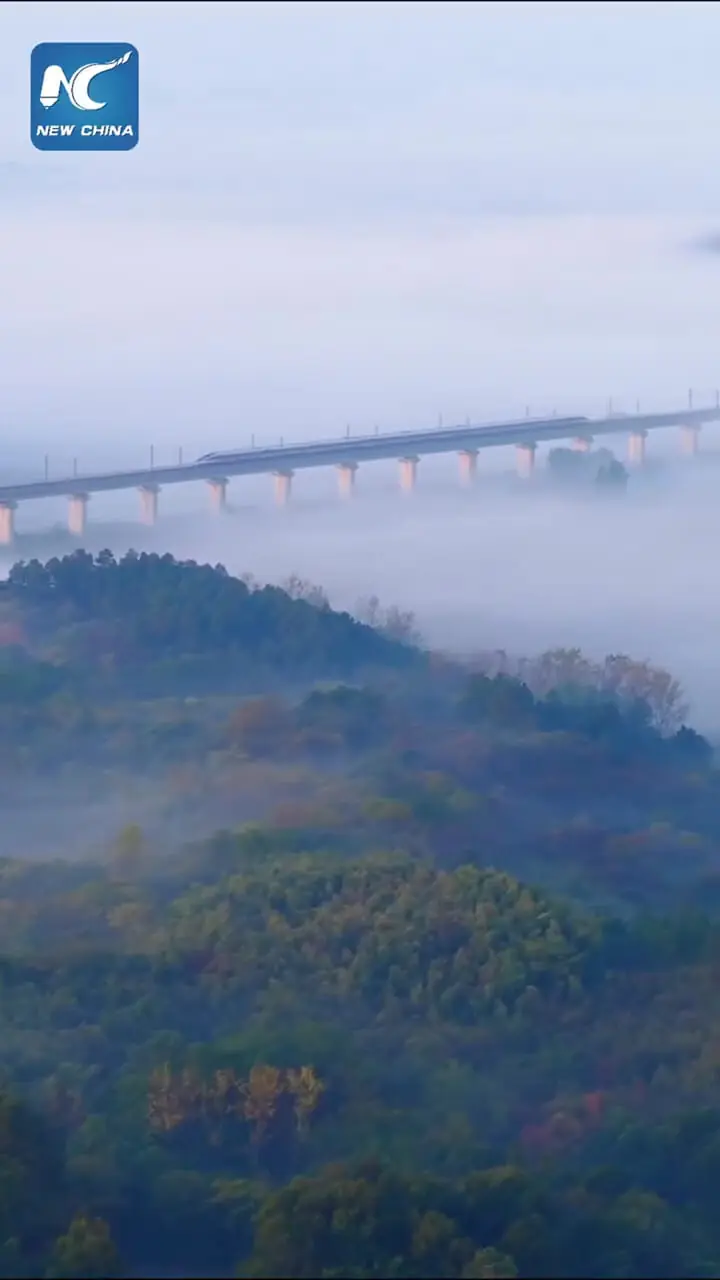 عبور قطار سریع‌ السیر چینی از کوهستان مه‌ آلود در شهر «آن‌هوی»