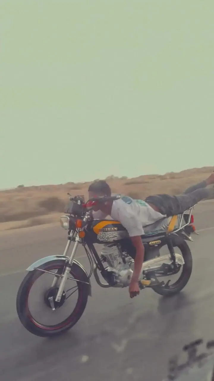 ویدیویی از حرکات عجیب و خطرناک با سرعت ۱۲۰ کیلومتر در جاده!