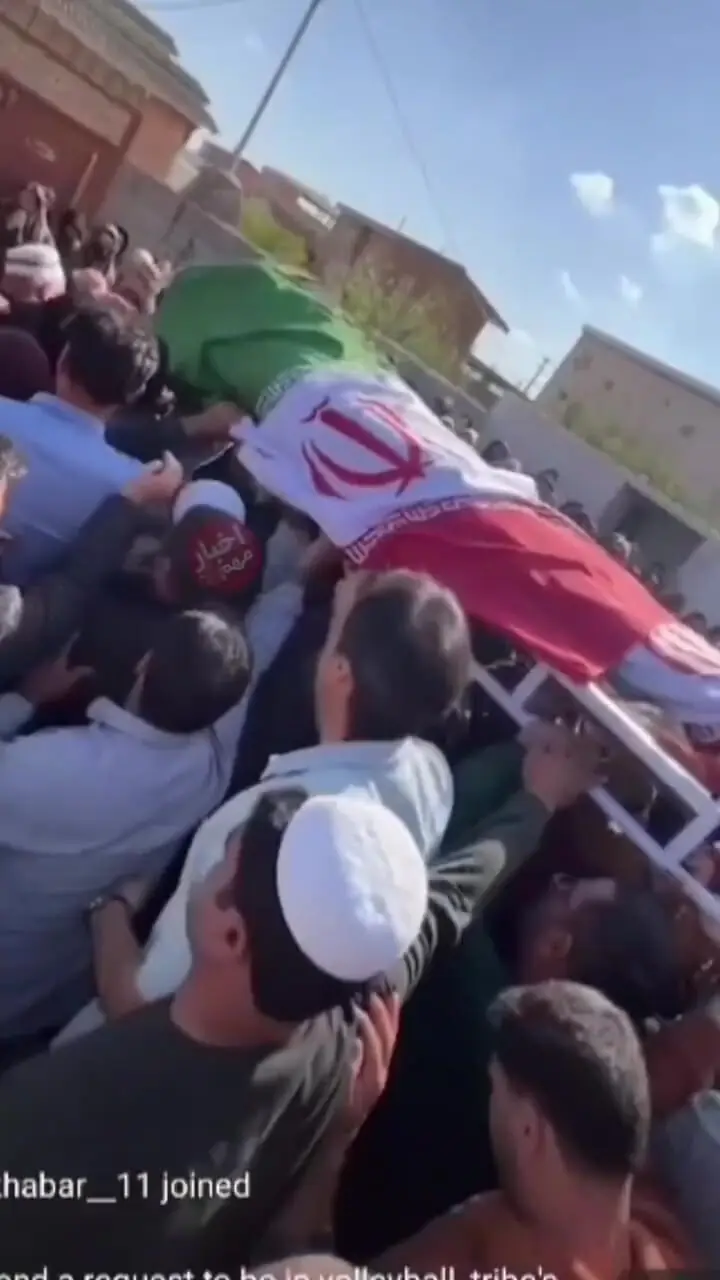 ویدیویی تلخ از آخرین آغوش پدر صابر کاظمی برای پسرش و تشییع جنازه او در روستای محل تولدش